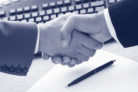 Poignée de main entre deux professionnels